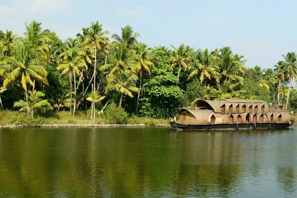 The beautiful hideaway island Kumarakom is off the coast of Kerala, India. It becomes the ideal vacation spot for unwinding thanks to the serenity of its backwaters and the charming backdrop of the town.