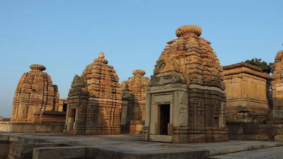 बटेश्वर मूल रूप से मंदिरो का शहर है जो की उत्तरप्रदेश में आगरा से 70 किलोमीटर की दूरी पर स्थित है। बटेश्वर युमना नदी के तट पर स्थित बेहद खूबसूरत शहर है। बटेश्वर का नाम वाटेश्वरनाथ जी नाम से लिया गया है।वाटेश्वरनाथ जी भगवान् शिव के कई नामो में से एक नाम है।